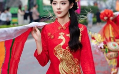 把冰葡萄一颗一颗往里堆